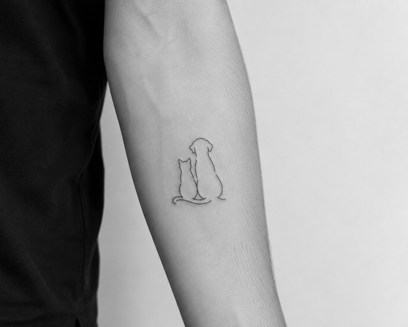 Tatuaje línea fina de perro y gato en el brazo