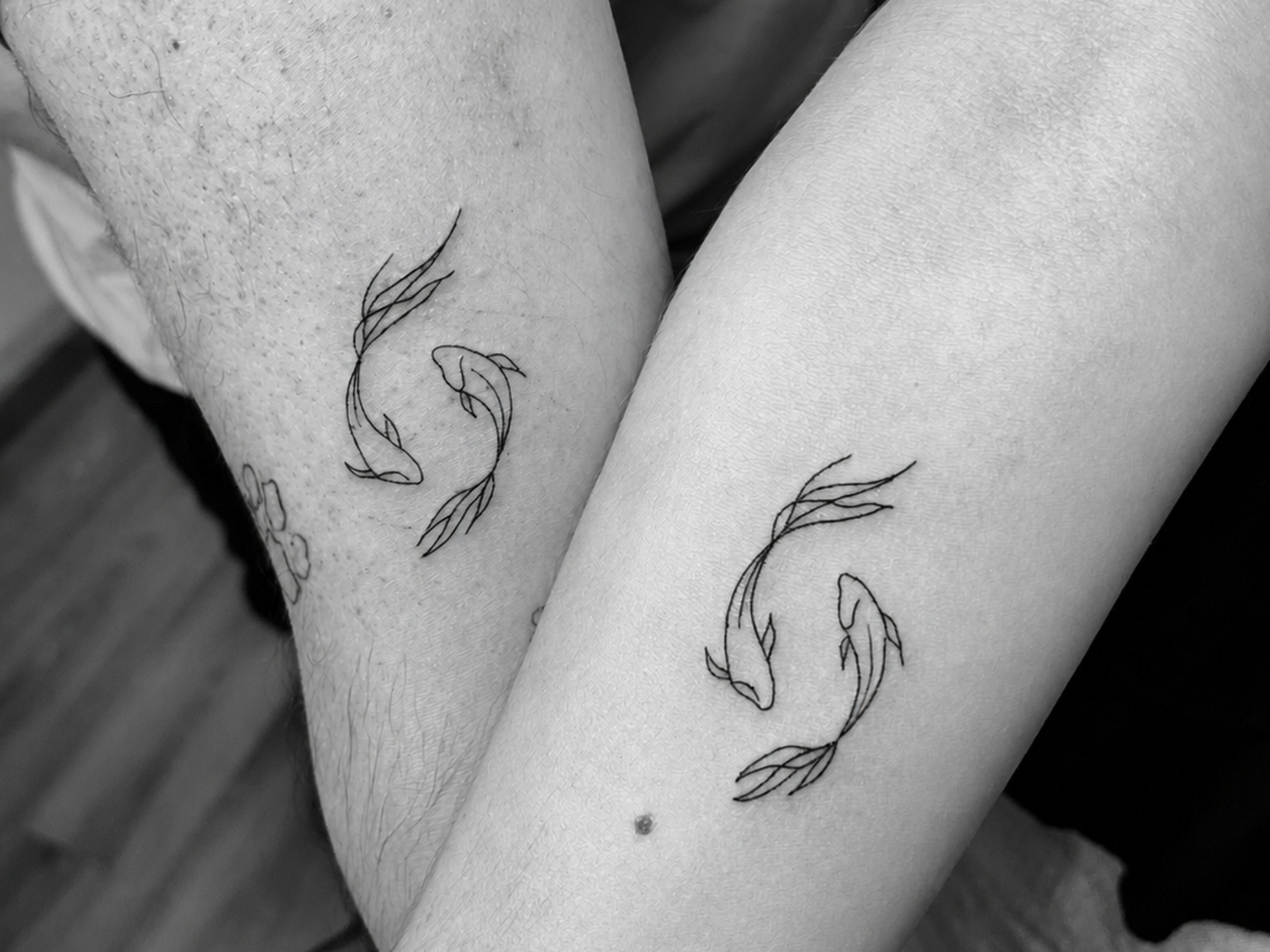 Tatuajes de koi complementarios en pareja