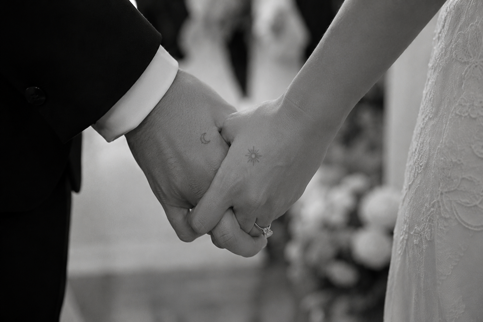 Tatuaje delicado en mano de novia con anillo de boda